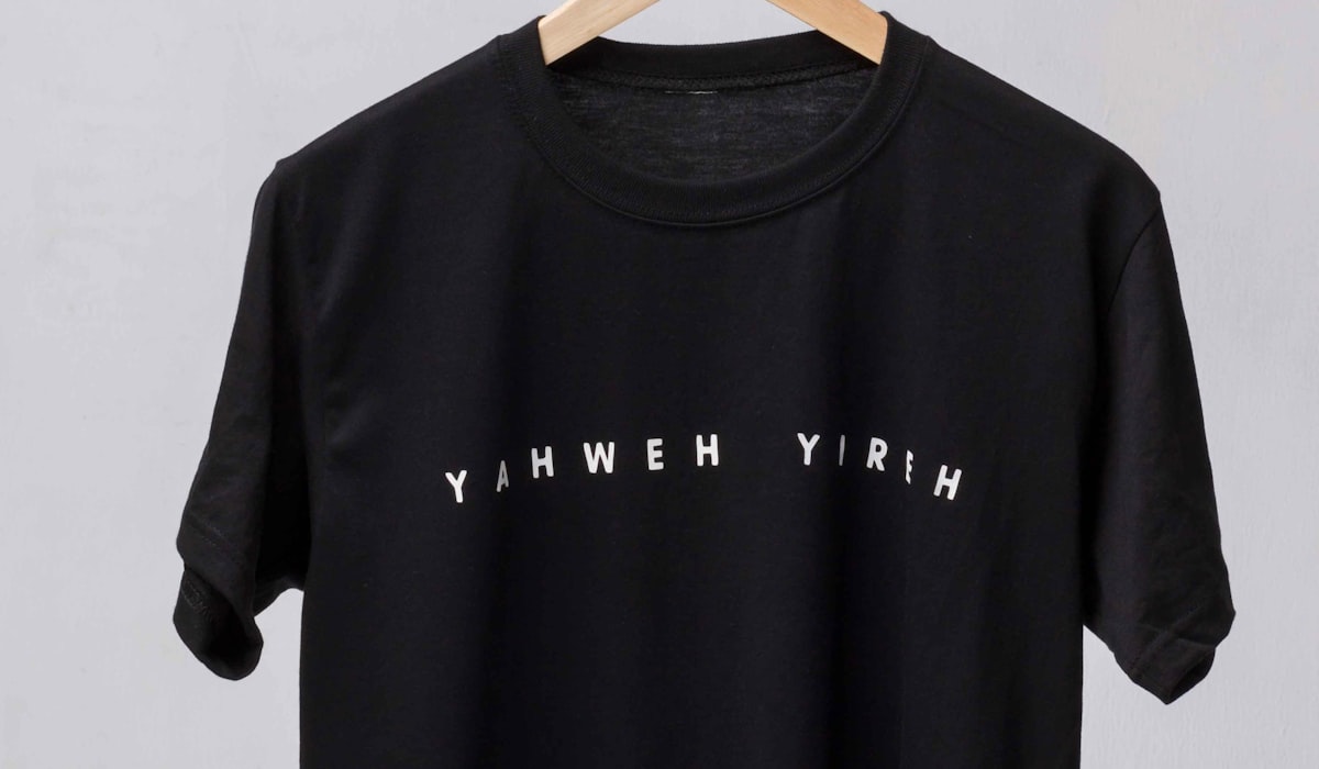How to Style an Oversized T-Shirt